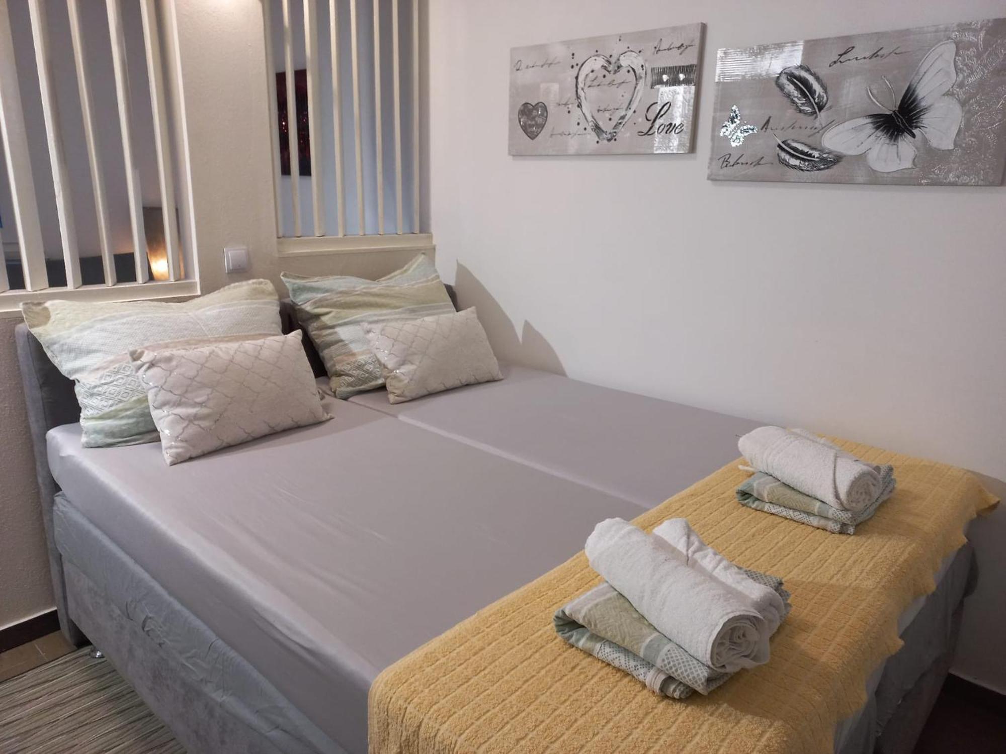 Studio Apartment With Pool Pula Exterior photo